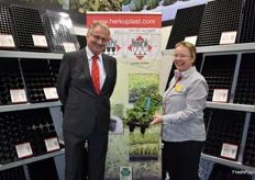 Bernhard Aichele und Sabine Zander am Stand der Firma Herkuplast. Die Firma liefert Traylers für Jungpflanzen im In- und Ausland.